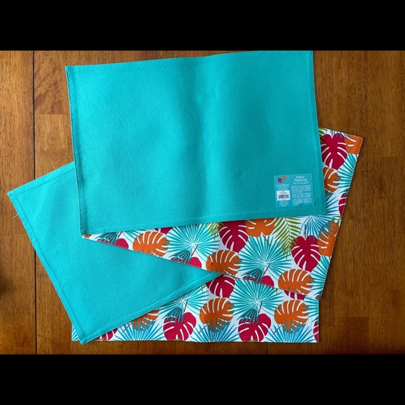 Placemat & Napkins set of 4 - Picture 4 of 7